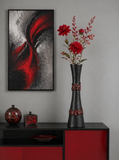 Soliflore noir élancé avec un décor rouge, présenté avec des fleurs rouges.